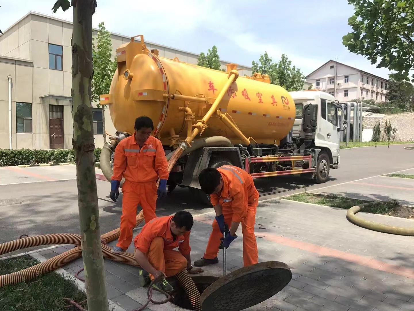 鄞州管道疏通车停在窨井附近