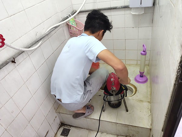 鄞州管道堵塞冒臭气 专业师傅现场解决问题